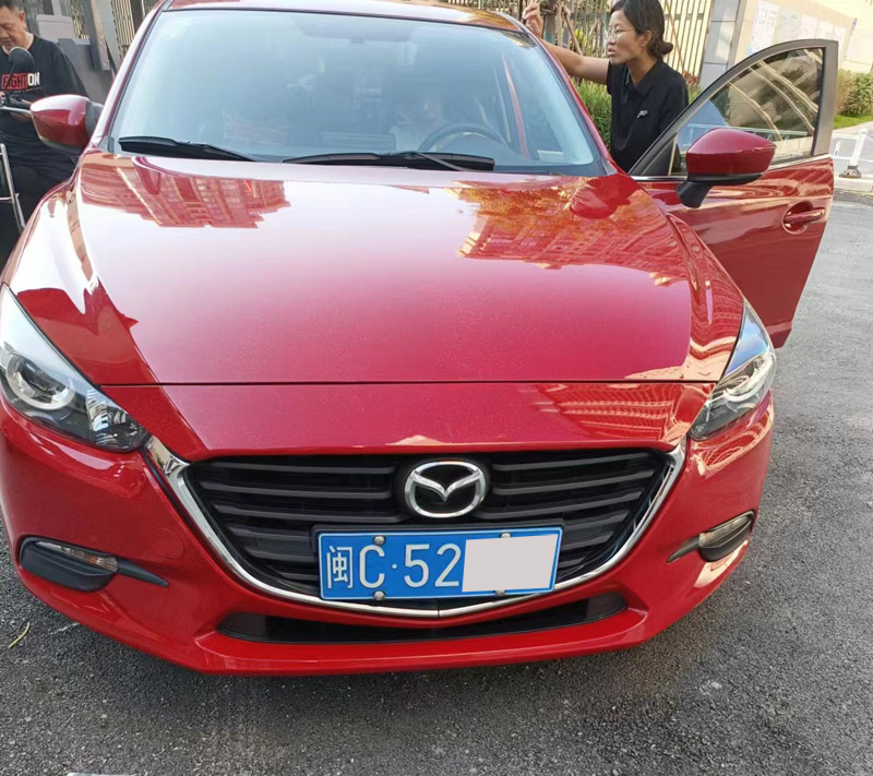 福建省石獅市聯(lián)邦大道閩C52***紅色馬自達(dá)清洗案例